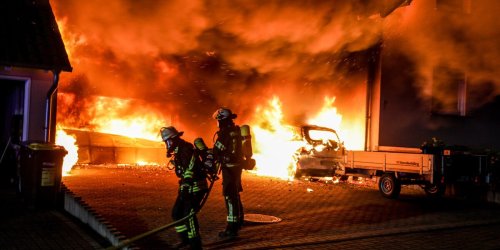 NEUHOF: Explosionen in der Nacht: Spektakulärer Garagenbrand in Dorfborn