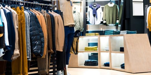 Polizei ermittelt: Ladendieb kommt in gestohlener Hose in Bekleidungsgeschäft zurück