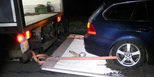 Polizei Steinfurt: POL-ST: Ochtrup, 30-Jährige fährt alkoholisiert gegen Ampelmast - Betrunkener Bekannter will Auto abschleppen