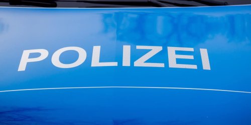 Vogelsbergkreis: Sportwagen kollidiert mit Baum: Fahrer flieht