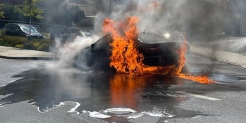 Polizeiinspektion Göttingen: POL-GÖ: (275/2022) Auto fährt brennend durch das Stadtgebiet von Göttingen- Insassen bleiben unverletzt