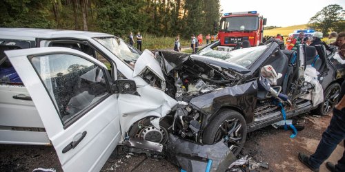 B28 im Kreis Reutlingen: BMW-Testauto kracht in Gegenverkehr - ein Toter, neun Schwerverletzte