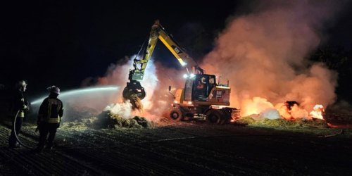 Feuerwehr Datteln: FW Datteln: Strohmiete brannte an Ahsener Straße und sorgt für lange Sperrung