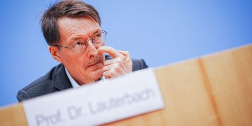 CSU-Gesundheitspolitiker Pilsinger: „Peinlich“ : Lauterbach macht bei Planung für Cannabis-Legalisierung Kehrtwende