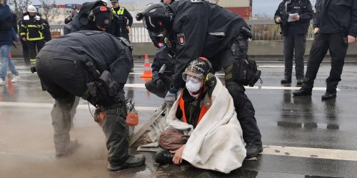 Schauspieler Raúl Semmler: Polizei fräst TV-Star bei Klima-Aktion mit schwerem Gerät aus dem Asphalt