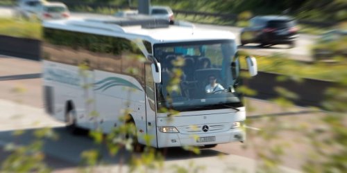 Ohne Essen und Getränke: „Einfach abgehauen“: Busfahrer lässt 42 Senioren an Autobahn stehen