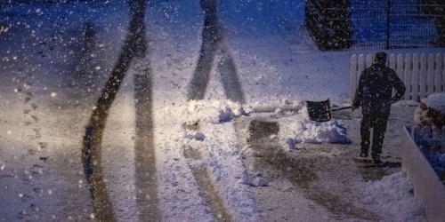 Wetterlage im Ticker: Schneechaos in Bayern! Unfälle, geschlossene Schulen und bis zu ein Meter Neuschnee
