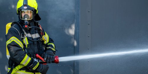 Feuer: Brand in Lagerhalle löst Großeinsatz in Eberstadt aus