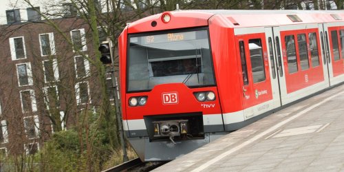Sexuelle Belästigung in der S-Bahn: Täter zieht sich am Bahnsteig aus