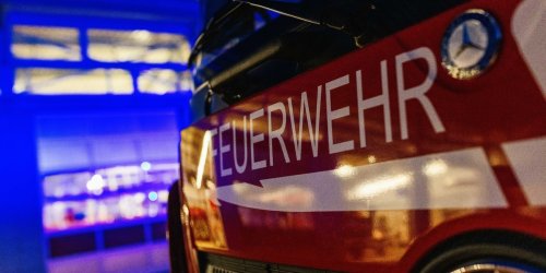 Duisburg: Feuerwehr rettet drei Bewohner aus verrauchtem Haus
