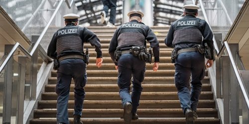 Bundespolizeidirektion München: Bundespolizeidirektion München: Massenschlägerei am Bahnhof Regensburg - Bundespolizei sucht Zeugen und Geschädigte