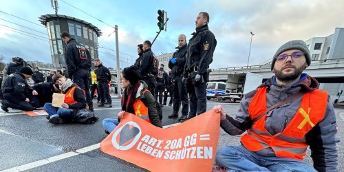 Viele deutsche Städte: Klima-Kleber zeigen Liste, wo sie heute Deutschland lahmlegen wollen