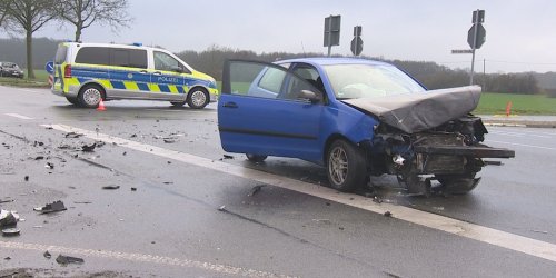 Landkreis Kleve: 30-Jähriger nimmt Polizei-Kleinbus Vorfahrt: Fünf Verletzte