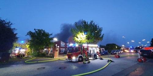Feuerwehr Bremerhaven: FW Bremerhaven: Alarmierung über eine Brandmeldeanlage wird zum Großeinsatz der Feuerwehr