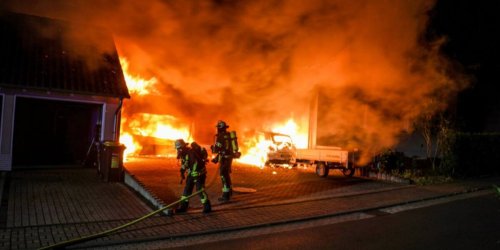 Explosionen in der Nacht: Spektakulärer Garagenbrand in Dorfborn