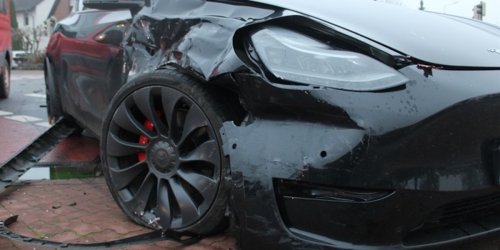 Polizei Minden-Lübbecke: POL-MI: Tesla bei Zusammenstoß schwer beschädigt