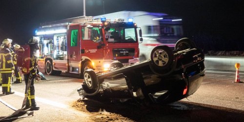 Unfälle: Zur Notbremsung gezwungen: Autofahrer überschlägt sich