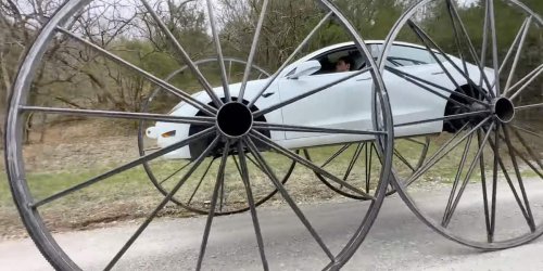 Tesla mit riesigen Rädern fährt auf dem Kopf: Am Ende geschieht die Katastrophe