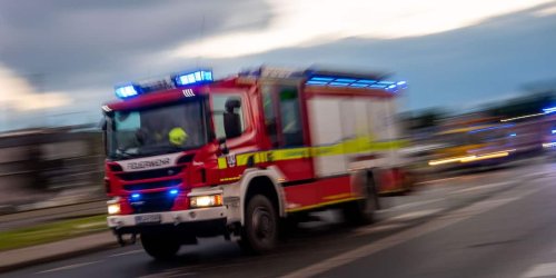 Feuerwehreinsatz: Brand in Chemnitzer Lagerhalle: Warnmeldung an Bevölkerung