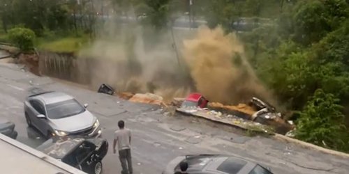 Anwohnerin filmte schockierende Bilder: Wie im Katastrophenfilm: Erdrutsch reißt Straße mit Autos in den Abgrund