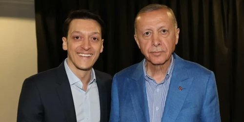 „Gott sei Dank“: Mesut Özil teilt nach Wahlsieg erneut Foto mit Erdogan