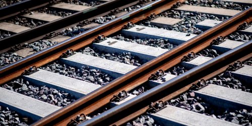 Verkehr: Kanthölzer auf Gleisen zwingen Zug zur Schnellbremsung