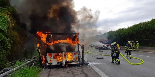 Feuerwehr München: FW-M: Anhänger brennt aus (A99)