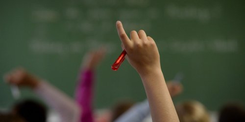 "Ändert nichts an meiner Arbeitsmoral“ : Englischlehrerin (50) bietet heiße Fotos auf „OnlyFans“ – Schulermittler kaufen Abos