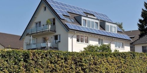 Blendende Solar-Dächer: Kann man Nachbar wegen Reflexionen verklagen?