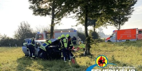 Feuerwehr Mönchengladbach: FW-MG: Umgekipptes Leichtkraftfahrzeug nach Verkehrsunfall