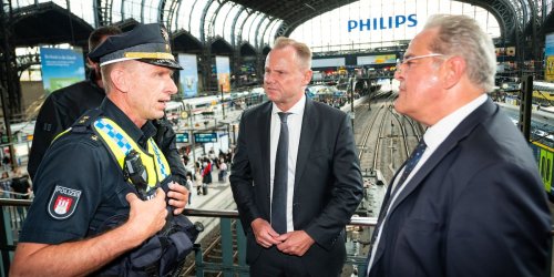 Sicherheit: Bundespolizeipräsident begleitet 4er-Streife am Hbf Hamburg