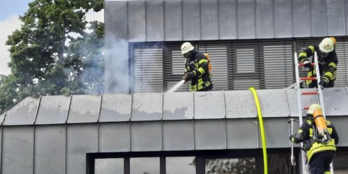 Feuerwehr Voerde: FW Voerde: Dachstuhlbrand an der Friedrich-Wilhelm-Str. in Voerde - Spellen