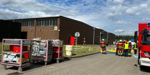 Freiwillige Feuerwehr Dülmen: FW Dülmen: Auslaufender Gefahrstoff beschäftigt Feuerwehr rund 2,5 Stunden