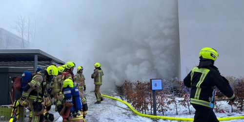 Polizei ermittelt: Kellerverschläge in Hellersdorf in Brand