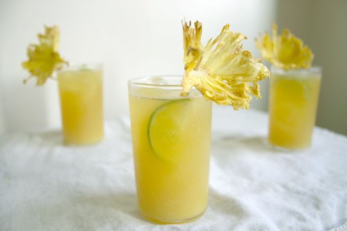 DIY Dried Pineapple Flowers for a Tiki Party