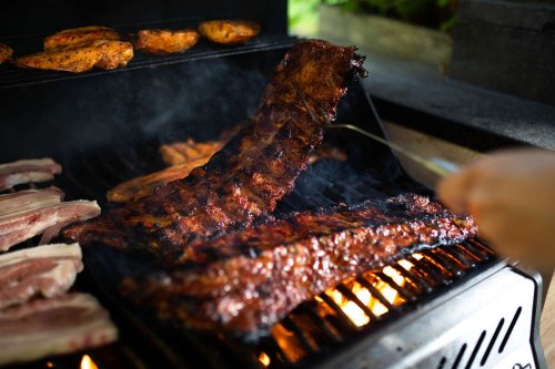 Thousands of Amazon Shoppers Replaced Their Tongs With the ‘Best Barbecuing Tool Ever’