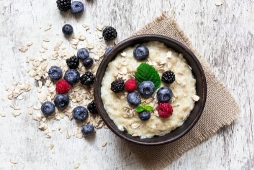 8 gesunde Porridge & Overnight Oats Rezepte zum Abnehmen