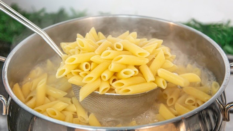 You're Making A Crucial Mistake By Rinsing Your Pasta