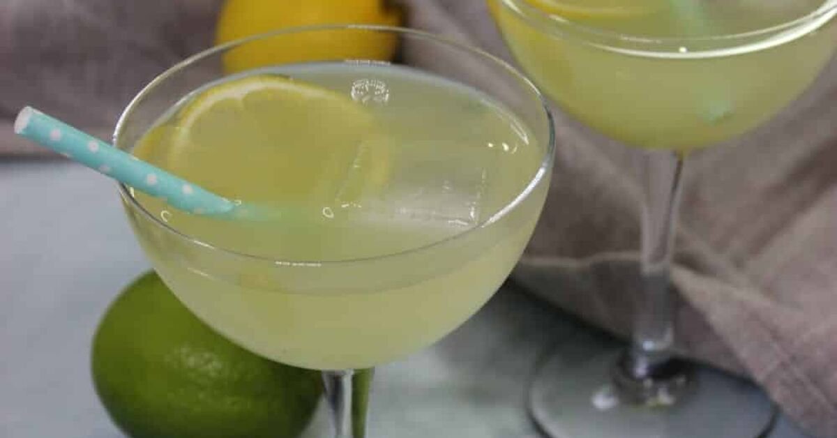 A Simple Limoncello Spritz Cocktail Recipe for the Holidays