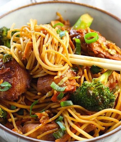 Peanut Teriyaki Chicken and Broccoli With Rice Noodles