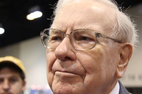 5 Stocks Warren Buffett Bought Hand Over Fist as the Nasdaq Plunged