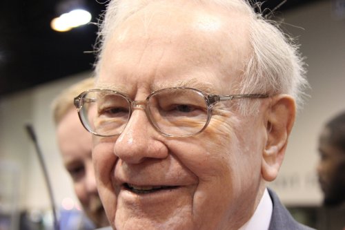 2 Warren Buffett Stocks to Buy Hand Over Fist in December