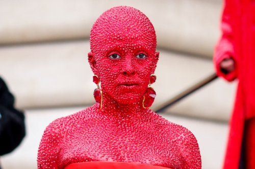Doja Cat turns heads in red body paint and 30,000 crystals at ...