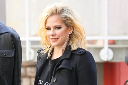 Avril Lavigne Embraces ‘No-Pants’ Dressing in Graphic T-Shirt & Vinyl