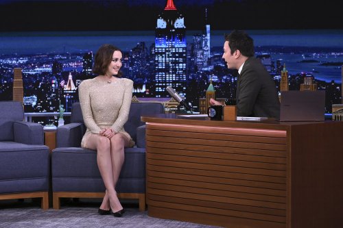 Maude Apatow Glitters in Gold Minidress & Classic Pumps With H.E.R. on ‘Jimmy Fallon’