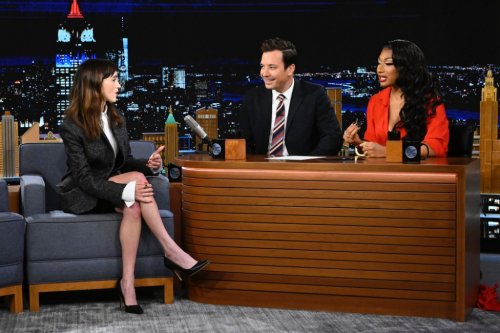 Natalia Dyer Pairs Biker Shorts With Blazer and Pumps on ‘The Tonight Show’
