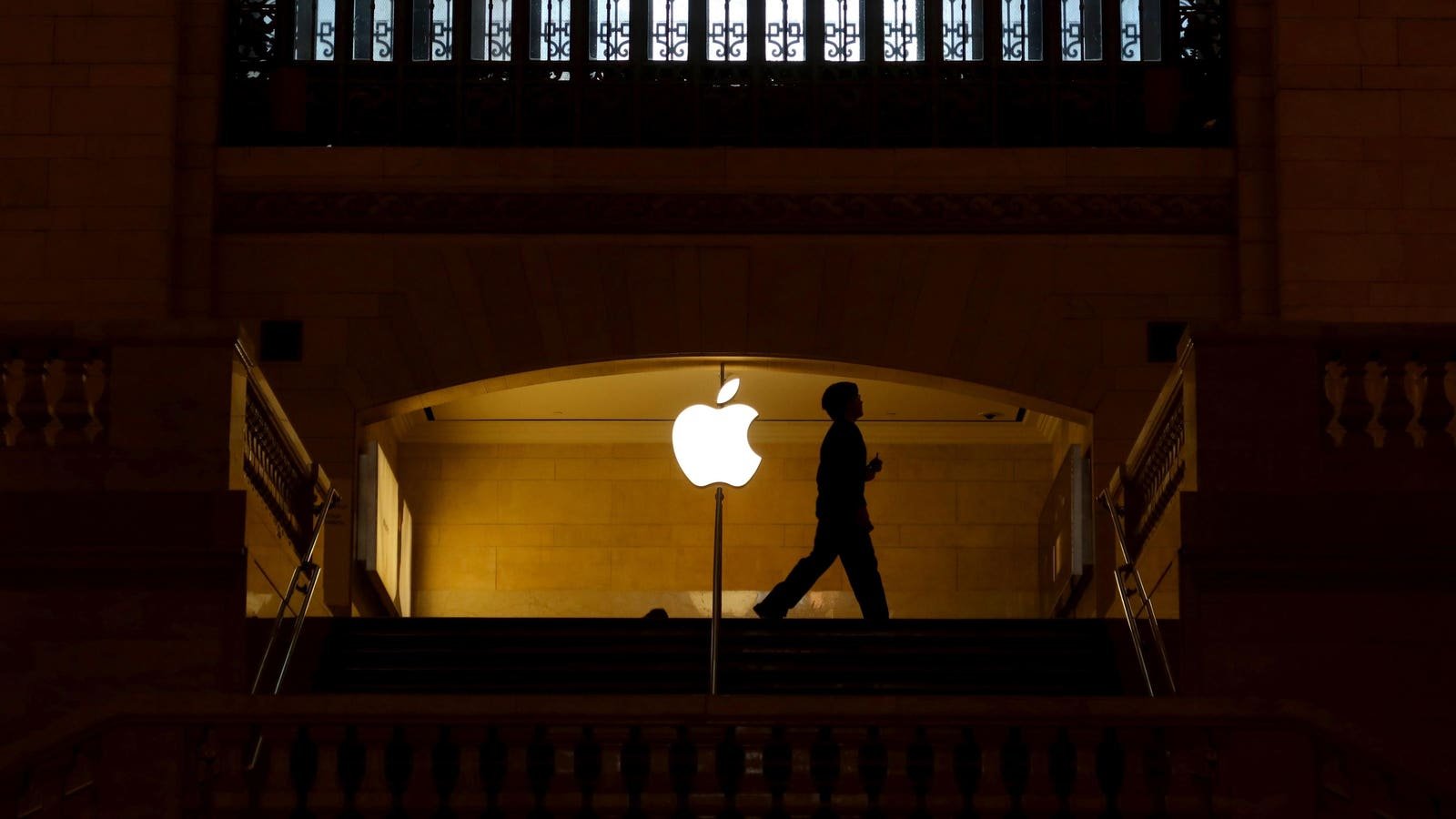 Apple Stock Near 4-Month Low As AI Questions Linger