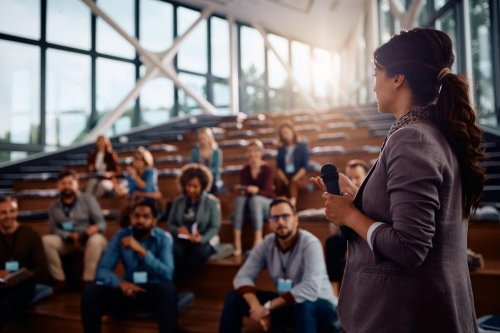 How Great Leaders Use Storytelling To Inspire Teams And Drive Change