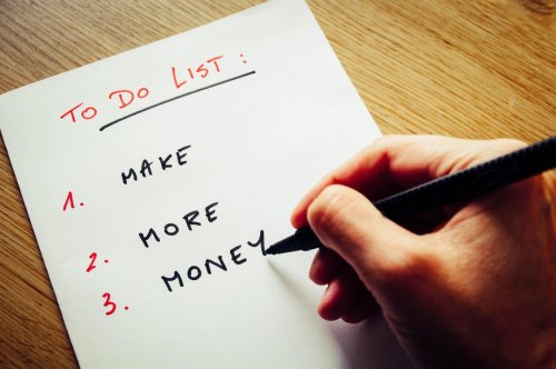 4 Side Hustle Ideas To Earn $100,000+ (Even If You’re Busy)