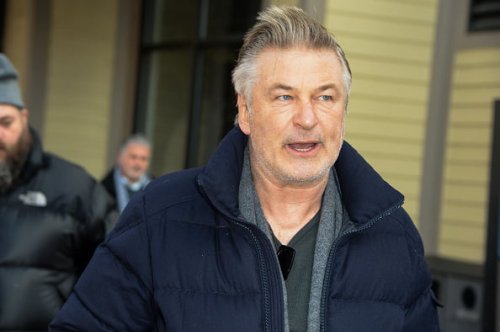 Selon une déclaration sous serment, Alec Baldwin s'est vu remettre un faux pistolet chargé de munitions réelles et on lui a dit qu'il pouvait l'utiliser en toute sécurité - Forbes France